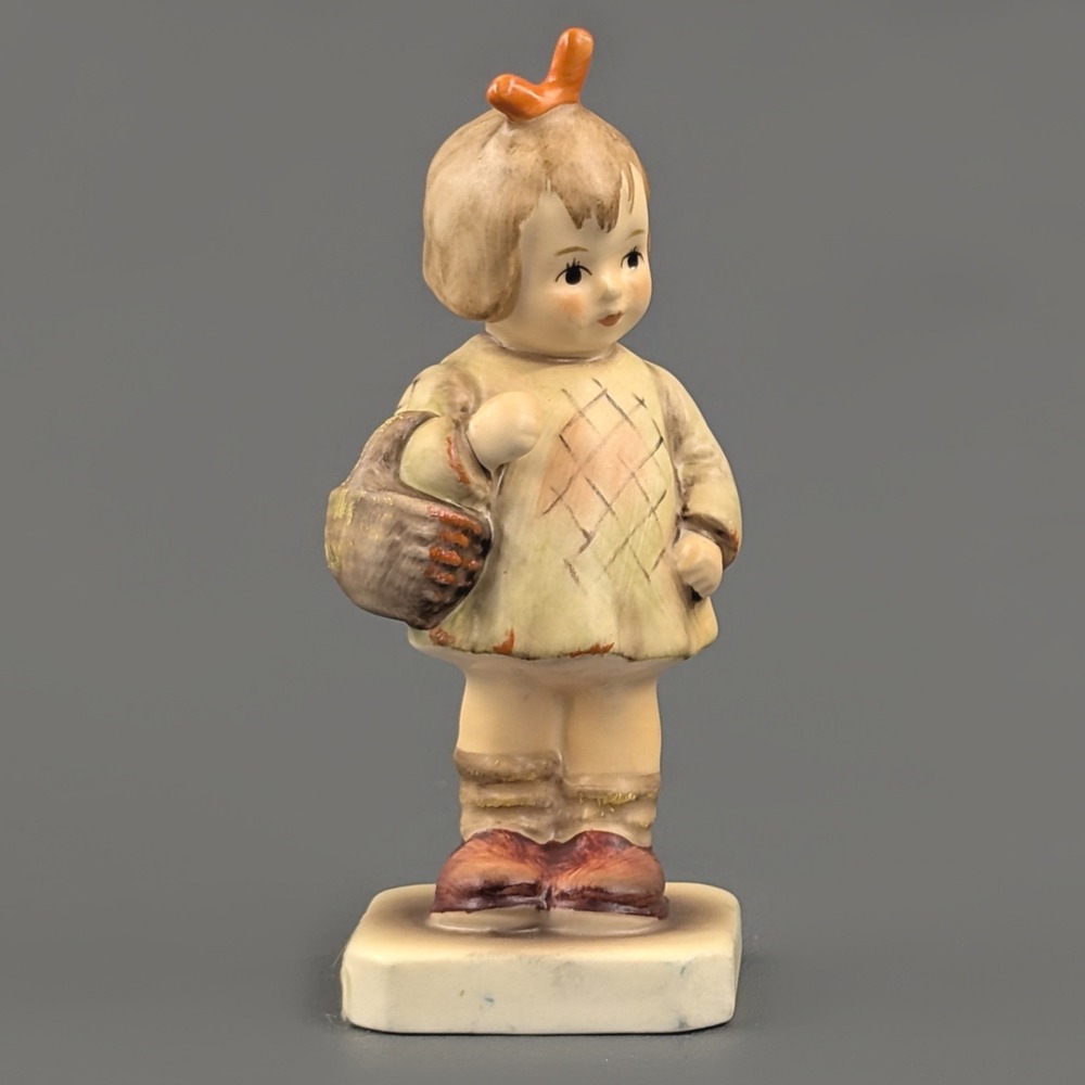 Goebel Hummel I Brought You a Gift Figurine 479 W Germany TMK-6 1987 4"